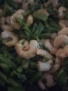 Una foto de Espárragos trigueros con gambas