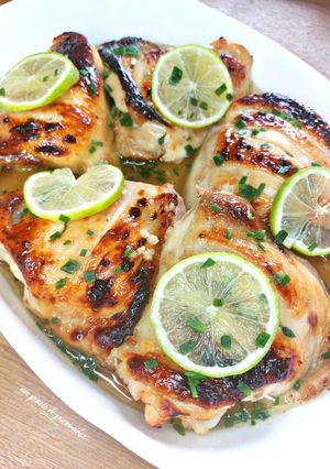 Une photo de Poulet au miel et citron vert