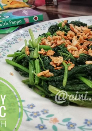 Foto resep Tumis Bayam Bawang Putih Goreng ala Resto