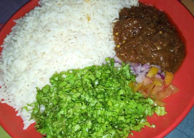 Rice and stew with salad