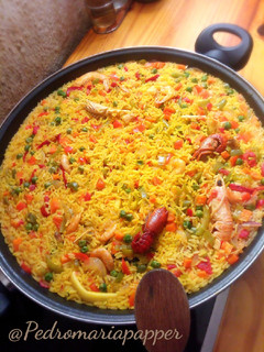 Una foto de Paella de marisco y pescado