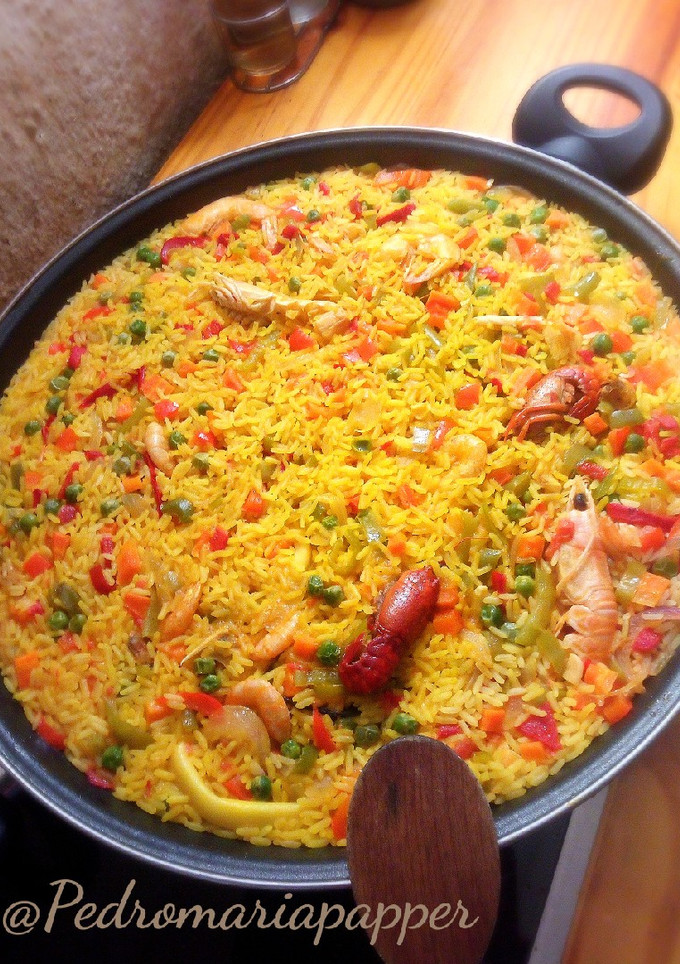 Una foto de Paella de marisco y pescado