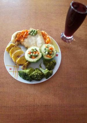 Una foto de Pollo con palta y verduras