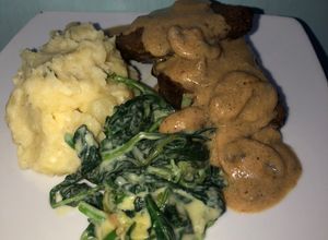 Foto resep Sirloin steak with mushroom sauce and creamy spinach