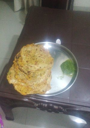A picture of Mooli ke parathe.
