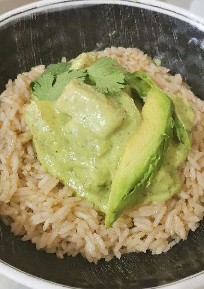 Una foto de Pollo en salsa de Aguacate