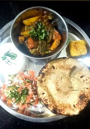 A picture of Brinjal potatoes sabzi (eggplant).