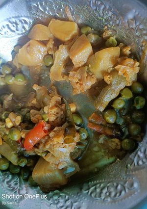 A picture of Aloo gobhi matar sabji.