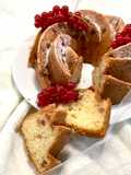 Ciambellone natalizio con frutti di bosco