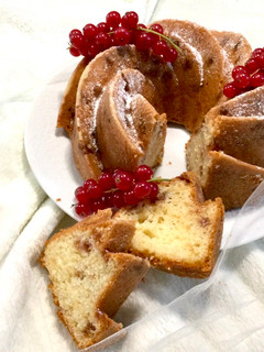 Foto di Ciambellone natalizio con frutti di bosco