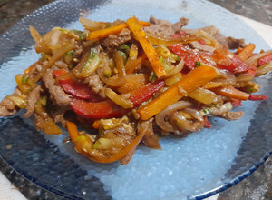 Una foto de Wok de carne y vegetales