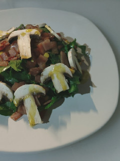 Una foto de Ensalada de espinacas con tocino
