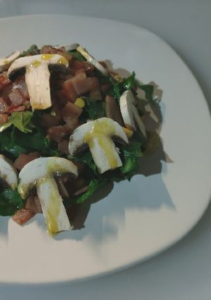 Una foto de Ensalada de espinacas con tocino