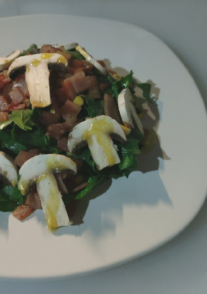 Una foto de Ensalada de espinacas con tocino