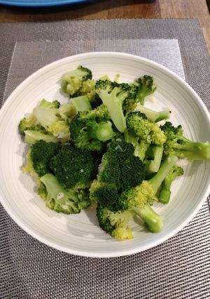 A picture of Buttered Brocolli.