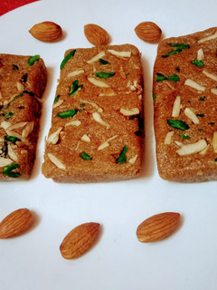 मुंबई की फेमस अफलातून मिठाई (Mumbai ki famous aflatoon mithai recipe in hindi) रेसिपी मुख्य फोटो