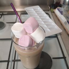 A picture of Iced Coffee with Milk and Marshmallows.