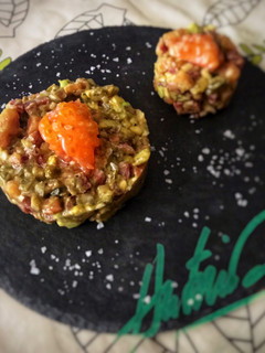 Una foto de Tartar de salchichón ibérico