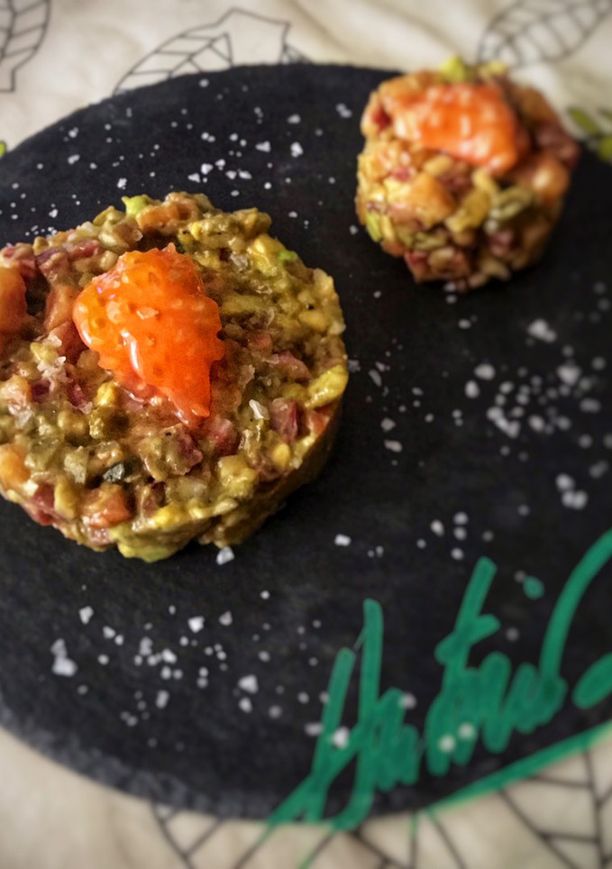 Una foto de Tartar de salchichón ibérico