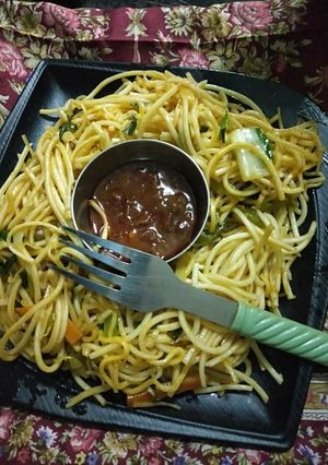 शेजवान हक्का नुडल्स (Schezwan hakka noodles recipe in marathi) रेसिपी चे मुख्य फोटो