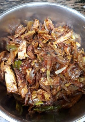 A picture of Tadka arbi(Taro roots).