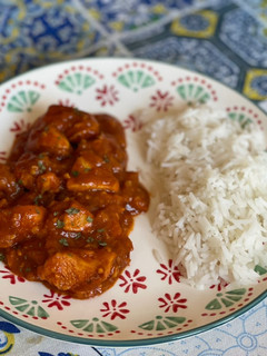 Una foto de Pollo a la mantequilla Indio (butter chicken) con arroz basmati