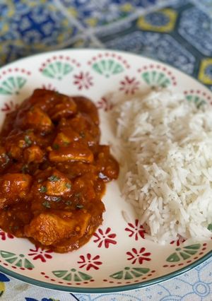 Una foto de Pollo a la mantequilla Indio (butter chicken) con arroz basmati