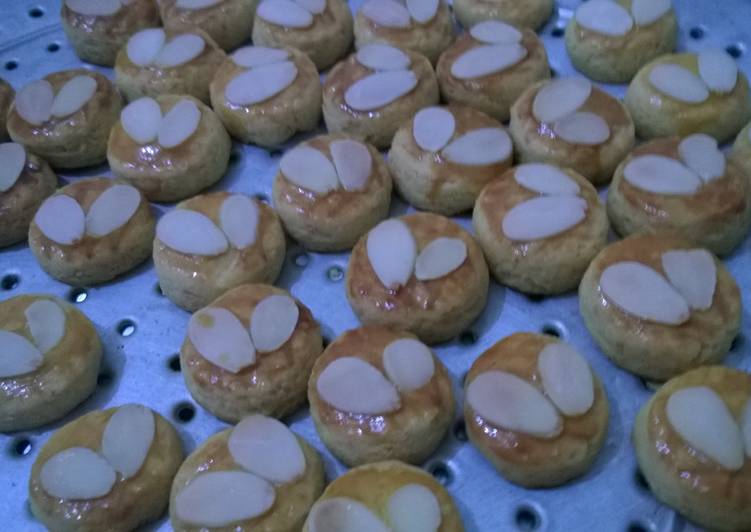 Cheese Almond Cookies manis gurih wangi susu