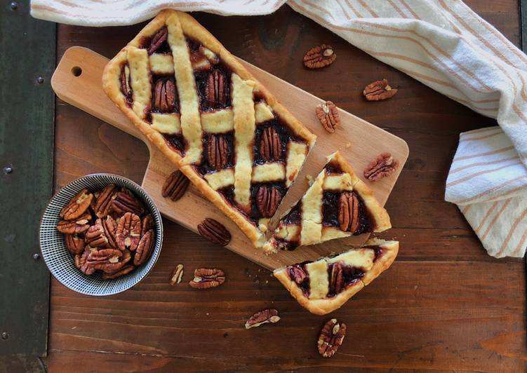 Crostata vegana con marmellata di prugne e noci pecan