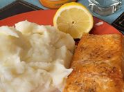 Una foto de salmón al horno
