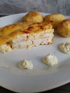 Tejszínes-sajtos csirkemell sajtos rizsgolyóval recept fotója
