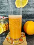 Zumo natural de naranja y zanahoria con jengibre