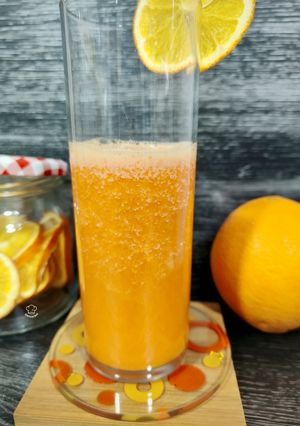 Una foto de Zumo natural de naranja y zanahoria con jengibre