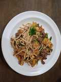 สปาเก็ตตึ้,กะเพรา,เนื้อริบอาย,ไข่เจียว - คีโต