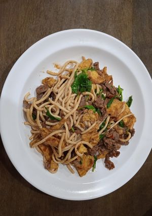 รูปของ สปาเก็ตตึ้,กะเพรา,เนื้อริบอาย,ไข่เจียว - คีโต