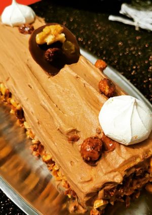 Une photo de Bûche mascarpone chocolat et cacahuète caramélisées