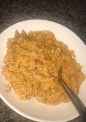 صورة لوصفة معكرونه حمراء مع بشاميل (وردية) Pink Pasta - Pasta with Bachamel