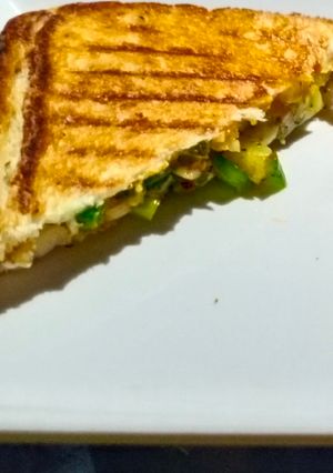 वेज ग्रिल सैंडविच (veg grill sandwich recipe in Hidni) रेसिपी मुख्य फोटो