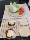 Hamburguesas caseras con queso, lechuga y tomate
