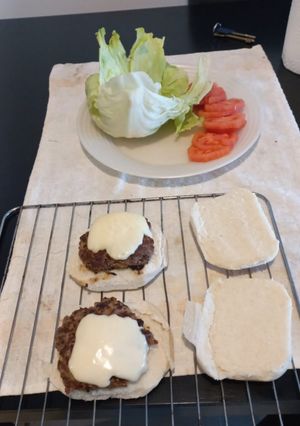 Una foto de Hamburguesas caseras con queso, lechuga y tomate