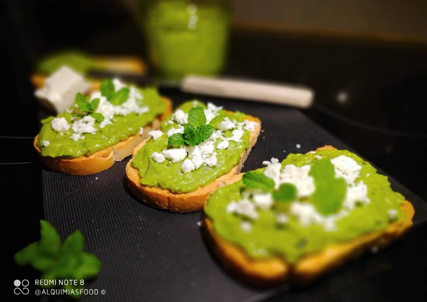 Tostadas con Paté de Guisantes y Queso Feta a la Menta
