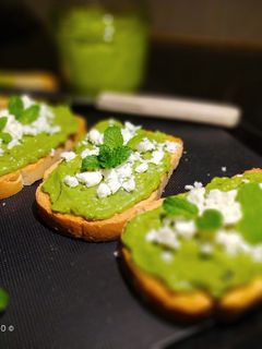 Una foto de Tostadas con Paté de Guisantes y Queso Feta a la Menta
