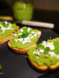 Una foto de Tostadas con Paté de Guisantes y Queso Feta a la Menta