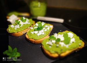 Foto principal de Tostadas con Paté de Guisantes y Queso Feta a la Menta