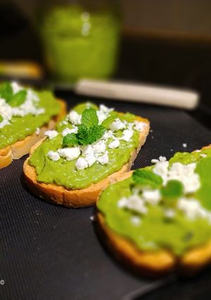 Una foto de Tostadas con Paté de Guisantes y Queso Feta a la Menta