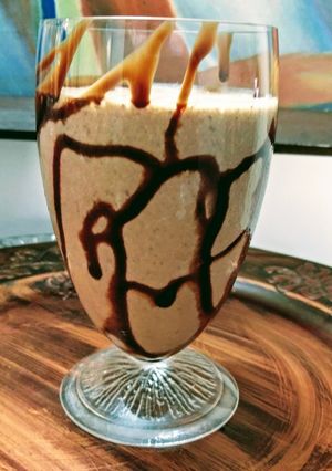 चॉकलेट बनाना शेक (Chocolate banana shake recipe in Hindi) रेसिपी मुख्य फोटो