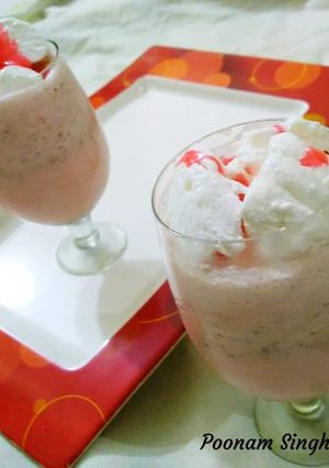 रोज़ मिल्क शेक (Rose Milk Shake recipe in hindi) रेसिपी मुख्य फोटो