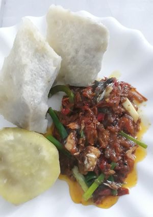 A picture of Yam and sauce.