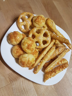 Sajtos-szezámmagos ropogós 🥨🧀 recept fotója
