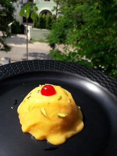 मैंगो पुडिंग (Mango pudding recipe in hindi) रेसिपी मुख्य फोटो